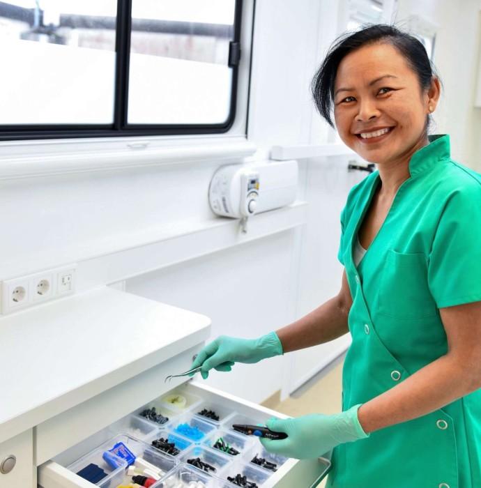 Working as a dental assistant in a mobile dental practice