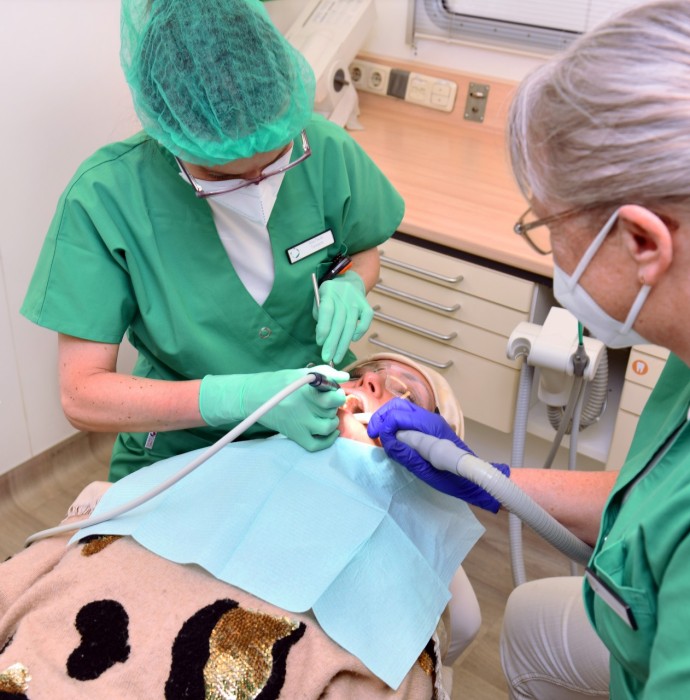 Working as a dental assistant in a mobile dental practice