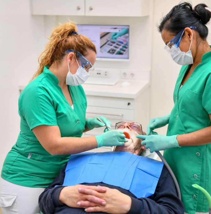 Working as a dentist in a mobile dental practice