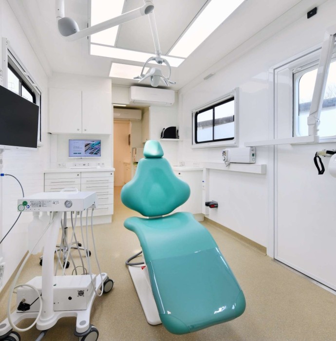 A fully-fledged mobile dental practice